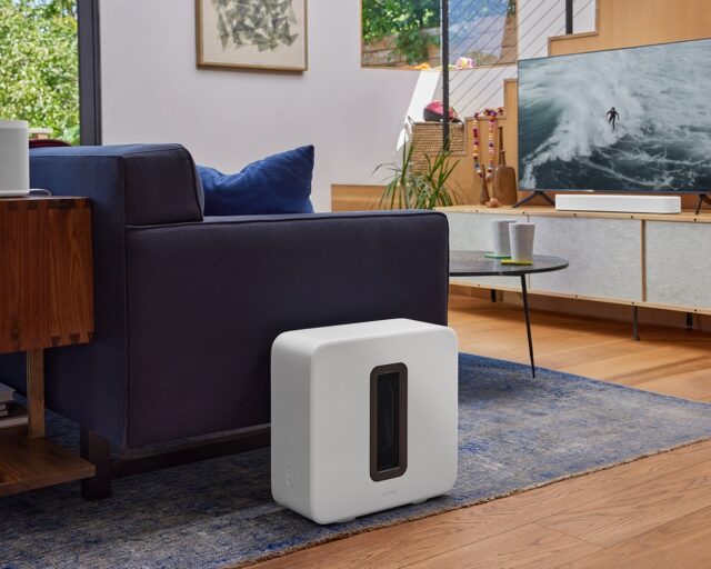 https://www.griffinvideo.co.uk/wp-content/uploads/2025/04/Beam_Gen_2_White-with_Sub-Lifestyle-Surround_Sound-Q4FY21_MST-MST_fid153156-640x512.jpg